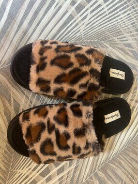 NEW Dearfoams Women's Memory Foam Leopard Print Slippers Size Large / 9-10